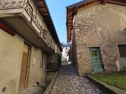 22 Saliamo su stradetta con selciato